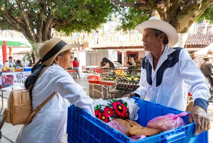 De lo público a la tradición: Esther mantiene viva la elaboración de pan y piloncillo en Tzitzio