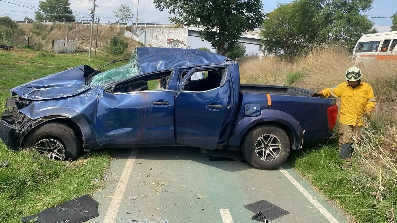 De milagro sobrevive al volcar su camioneta en la Morelia-Pátzcuaro