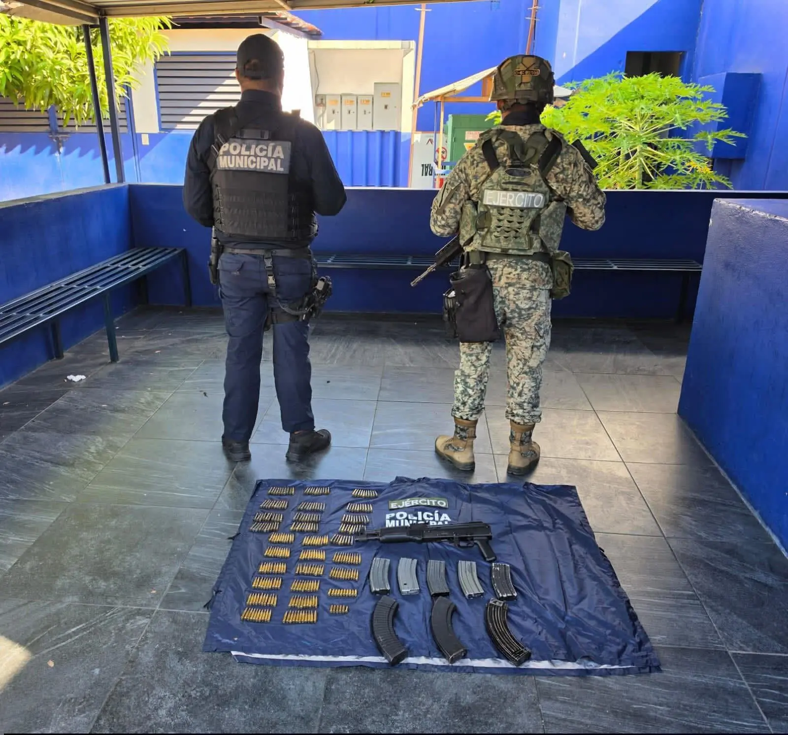 Decomisan auto con armamento en Lázaro Cárdenas