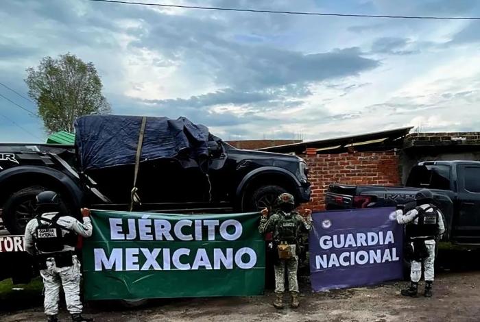 Defensa asegura en Tangancícuaro 2 camionetas y mil 750 dosis de droga