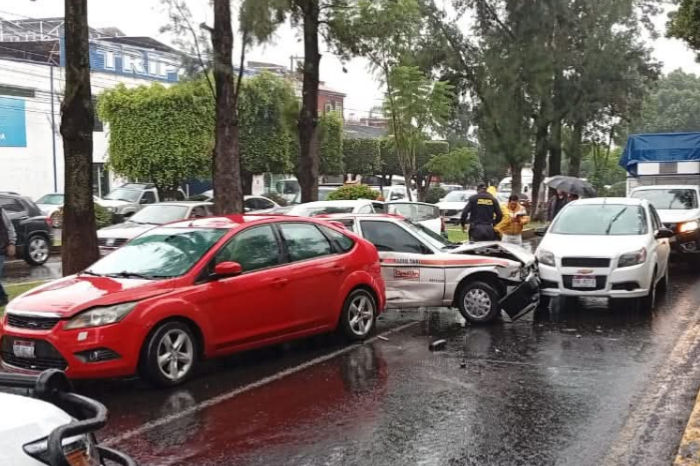Deja choque de al menos siete vehículos más de cinco lesionados en Calzada La Huerta, Morelia