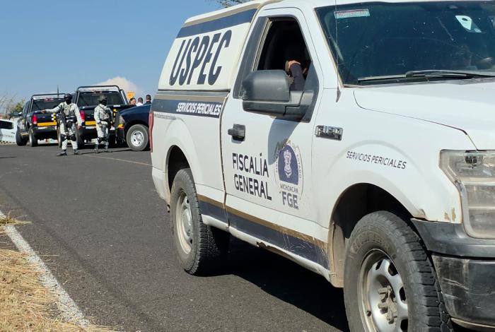 Dejan cuerpo envuelto en bolsas de plástico en la carretera Morelia-Chiquimitío