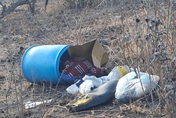 Dejan encobijado en tambo azul, tirado en predio rumbo a La Aldea