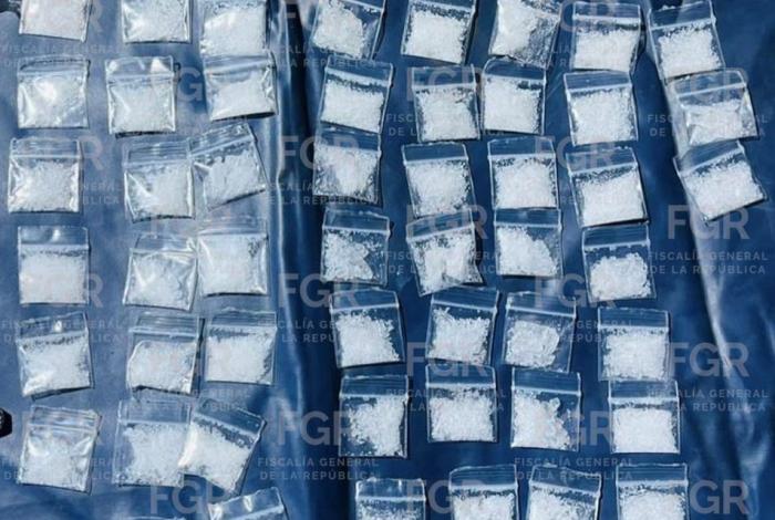 Dejan vehículo abandonado con 400 grapas de meta en Tacámbaro