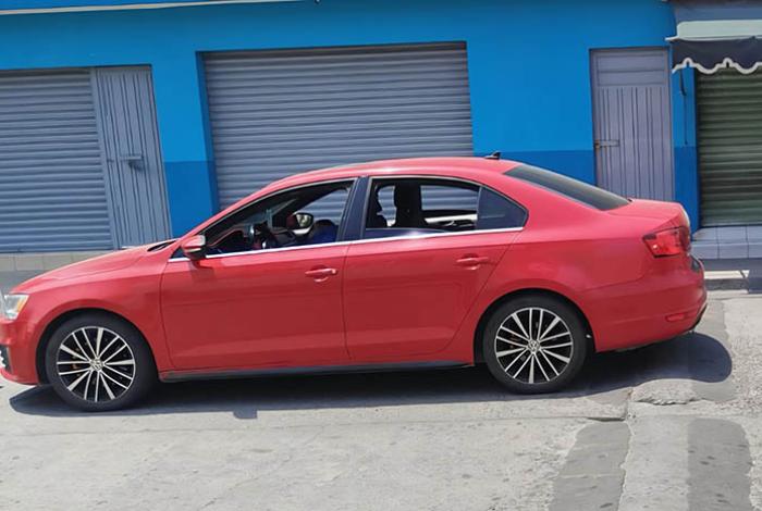 Delincuentes asesinan a balazos al conductor de un auto, en Zamora