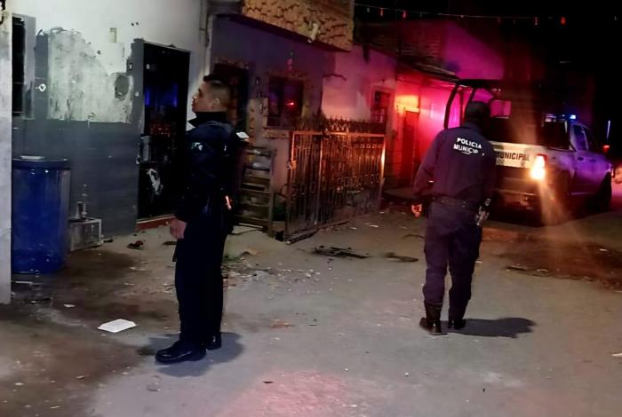 Delincuentes atacan a balazos y con bombas molotov un domicilio en la colonia Ferrocarril