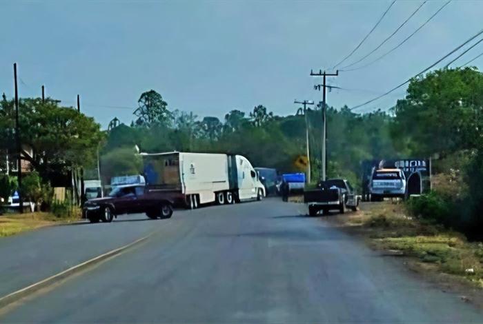 Delincuentes atacan a policías municipales de Tingüindín; hay dos agentes fallecidos