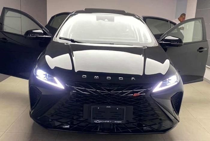 Delincuentes despojan a un conductor de su camioneta Omoda en la carretera libre Pátzcuaro-Uruapan