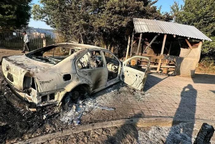 Delincuentes incendian vehículo y caseta de vigilancia en Zirahuén
