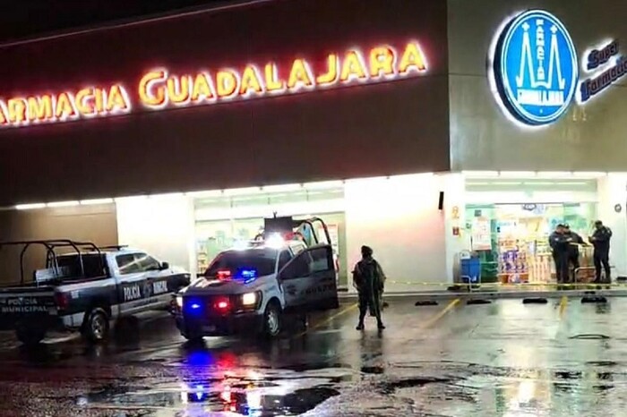 Delincuentes matan a una cajera y hieren a otra en Farmacia Guadalajara de Uruapan