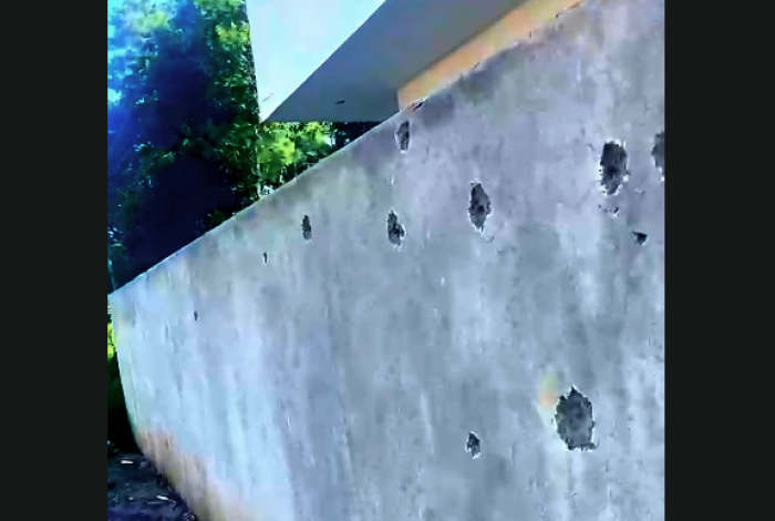 Delincuentes rafaguean caseta policial y patrulla en Tingüindín; un policía levemente herido