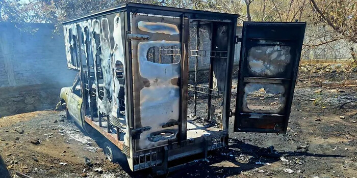 Delincuentes roban camioneta repartidora y la incendian en Apatzingán