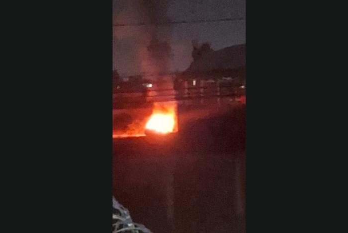 Delincuentes roban taxi y lo queman en la colonia Gertrudis Sánchez, al norte de Morelia