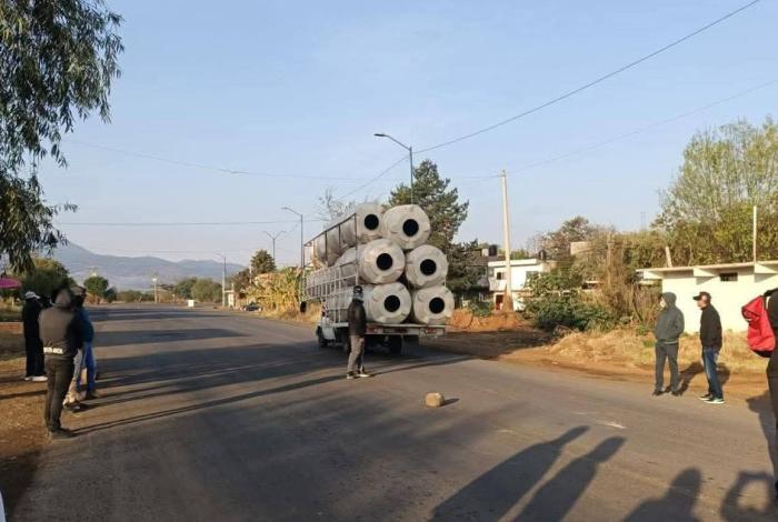 Denuncia ciudadano que normalistas le exigen 60 mil pesos para liberar sus dos camionetas