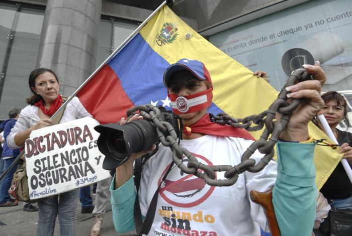 Denuncian deportación de dos periodistas mexicanos en Venezuela