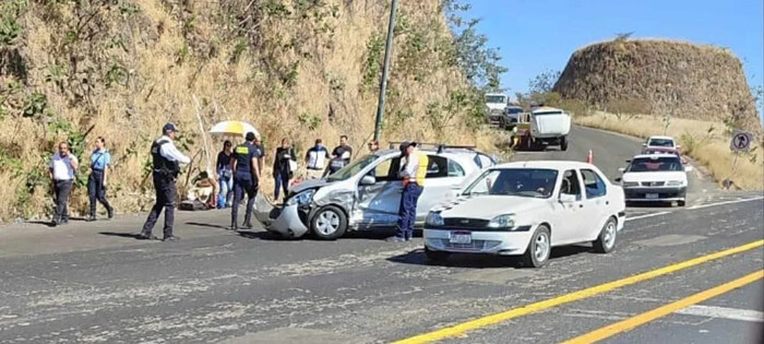 Derrapa motociclista en Ramal Camelinas y chocan autos cerca de Ciudad Salud