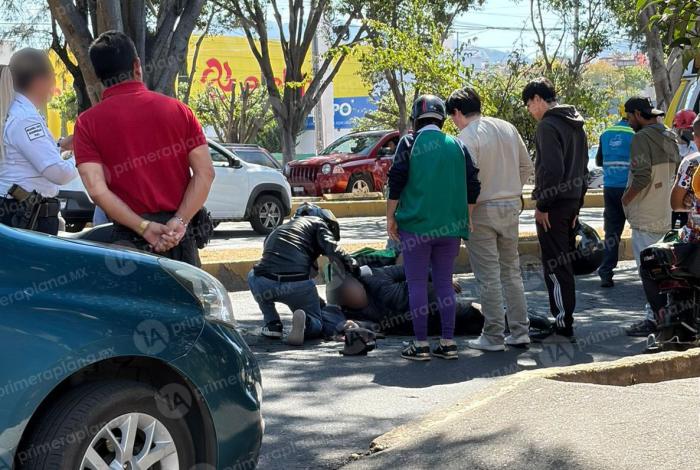 Derrapa y choca contra camión de transporte en Calzada La Huerta