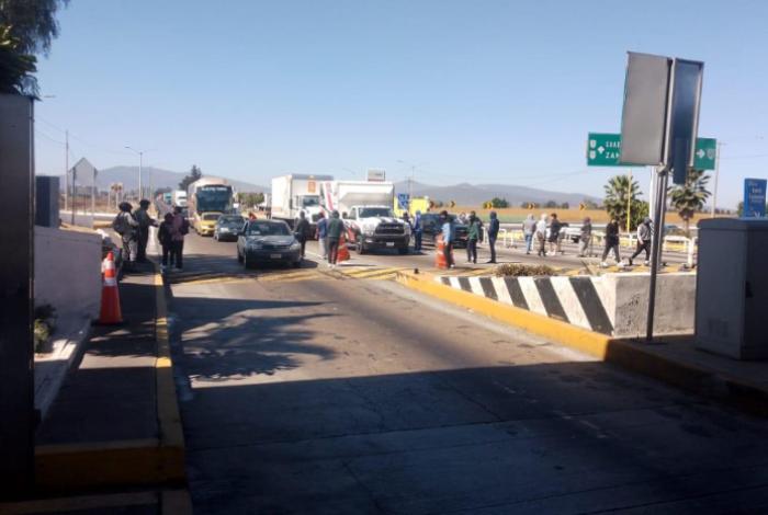  Desaloja seguridad de la Autopista de Occidente a presuntos normalistas en la caseta de Panindícuaro