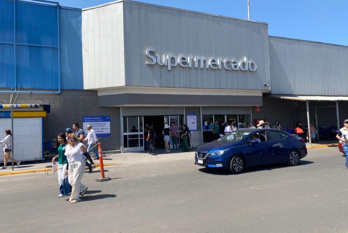 Desalojan y cierran plazas comerciales y oxxos en Morelia; sin servicio farmacias y algunas gaseras