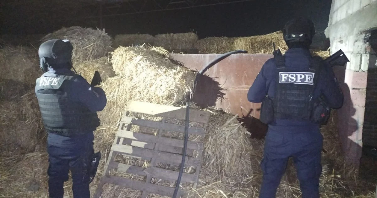 Descubren toma clandestina y aseguran cargamento de huachicol en Guanajuato.