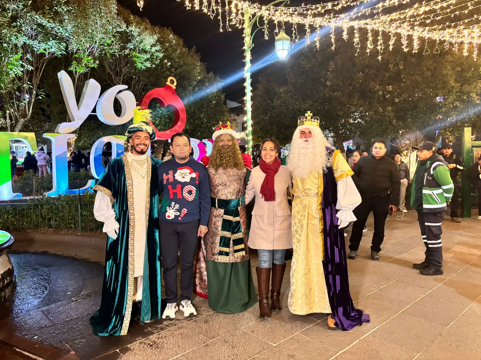 Desfile navideño 2025 reúne a familias y visitantes en Tlalpujahua