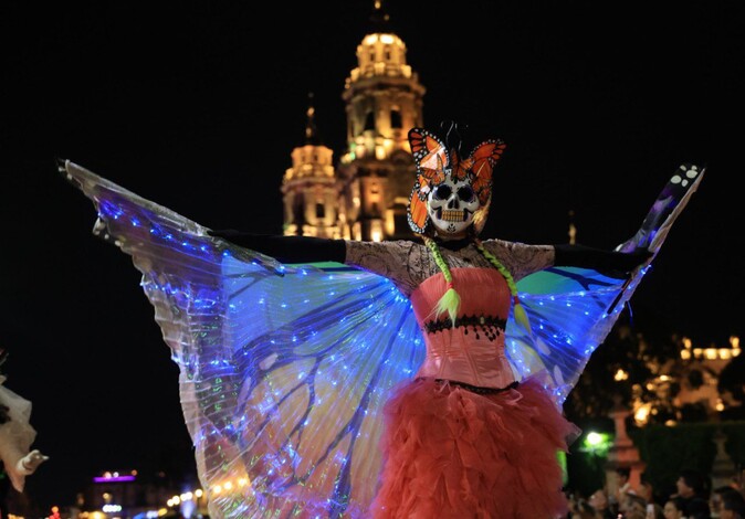 Desfile rompe récord: reúne a más de 3 mil 200 Catrinas y Catrines