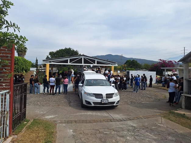 Despiden a Andrea, quien fuera atropellada durante caravana Navideña en Los Reyes