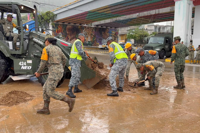 Despliegan a más de 22 mil elementos en el Pacífico mexicano por efectos del huracán Simon; Michoacán habilita refugios temporales