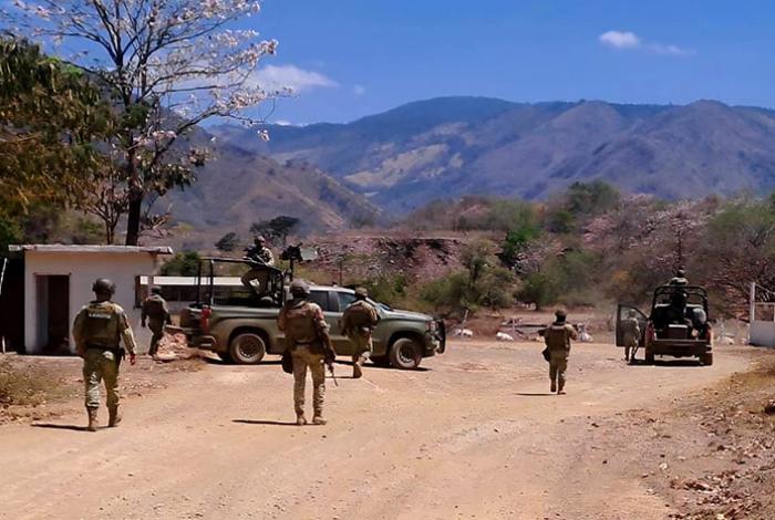 Despliegue militar refuerza vigilancia en Aguililla tras reporte de presencia de grupo criminal