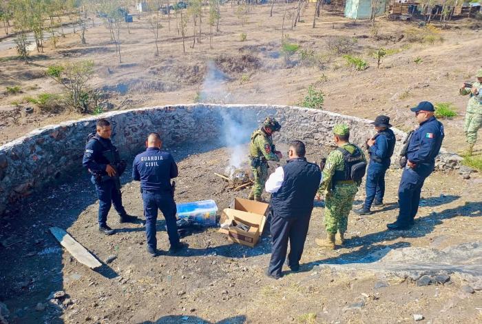 Destruy3n sustancias noc1vas y objetos asegurados, en Mil Cumbres
