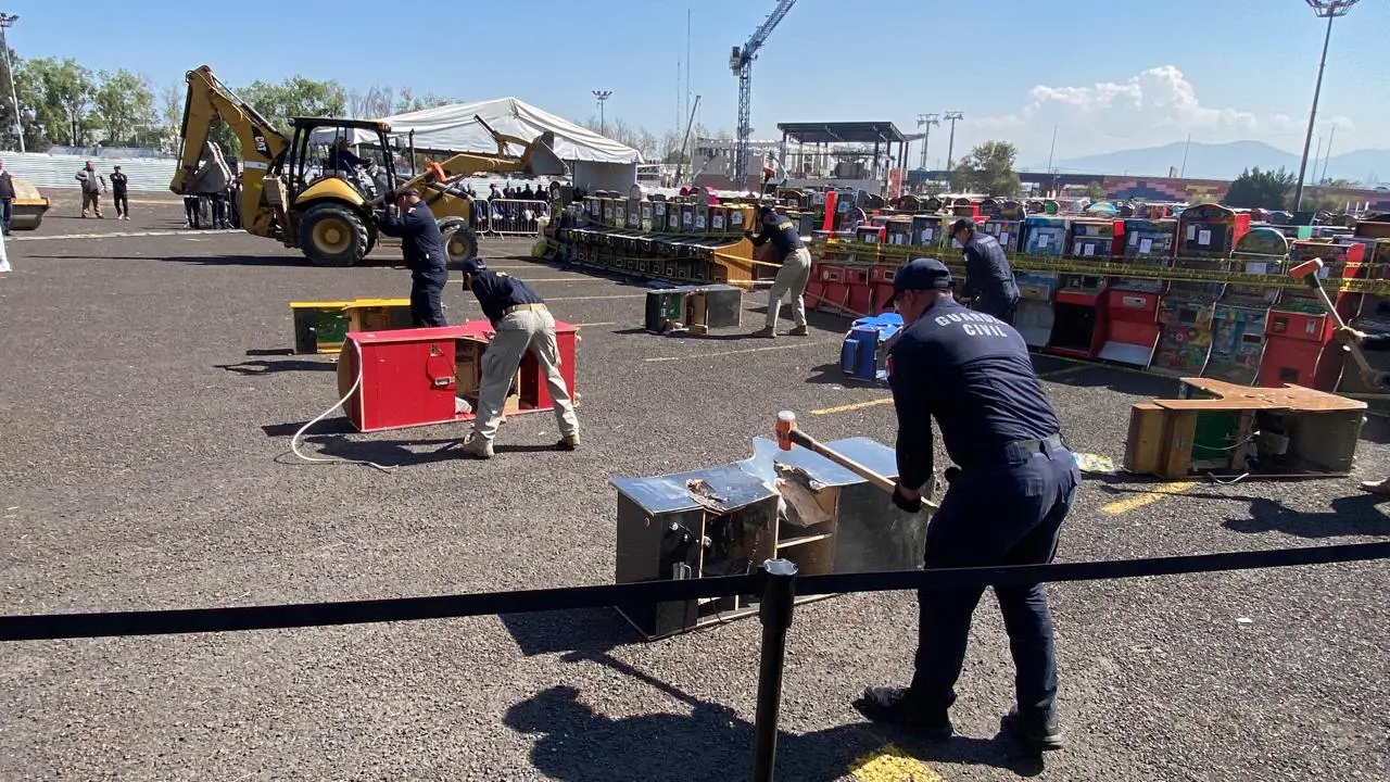 Destruyen 803 maquinas tragamonedas en Michoacán