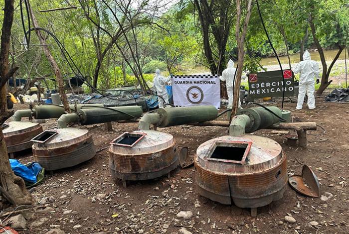 Detienen a 15 presuntos delincuentes y aseguran tres laboratorios y armamento en Michoacán
