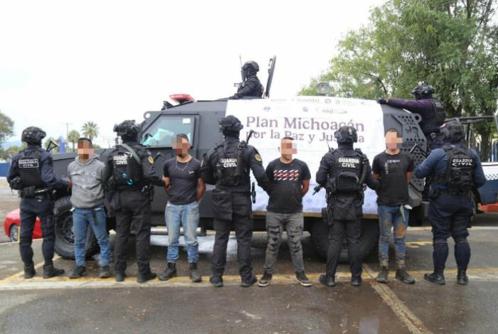Detienen a 4 presuntos delincuentes tras persecución policial en Charo; aseguran droga y cartuchos
