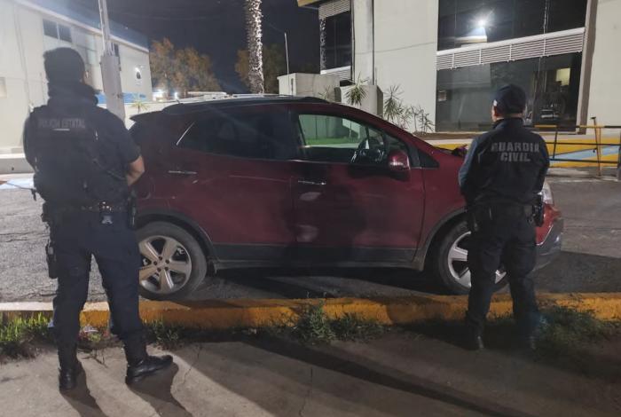 Detienen a dos con dr0g4, arma y auto robad0