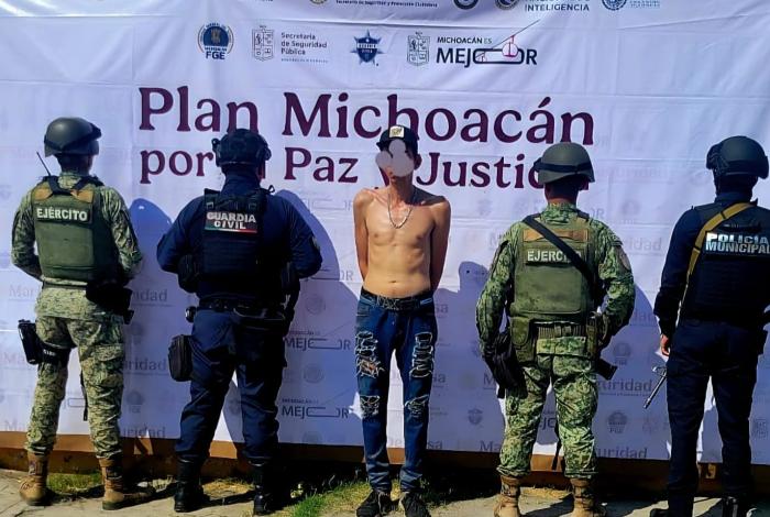 Detienen a hombre con arma hechiza y presunta droga en la colonia Fovissste, en Apatzingán