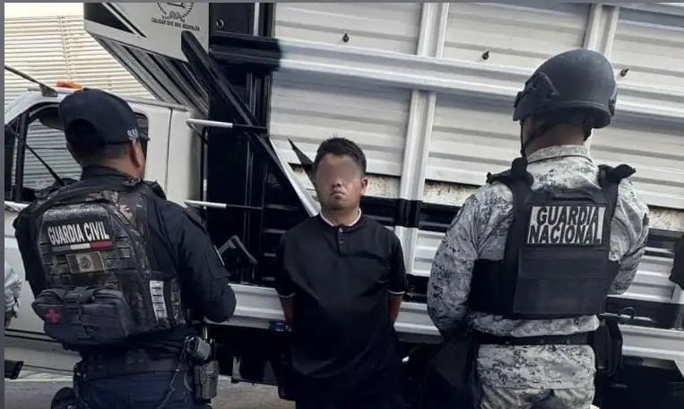 Detienen a hombre que transportaba 2 mil litros de combustible