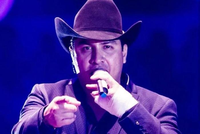 Detienen a padre de Julión Álvarez por portar armas del ejército en Campeche