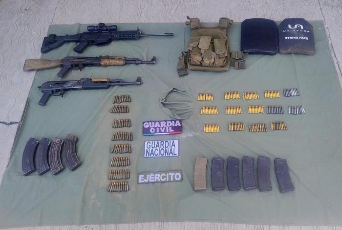 Detienen a pareja con arm4s, equipo táctico y vehículos, en Apatzingán