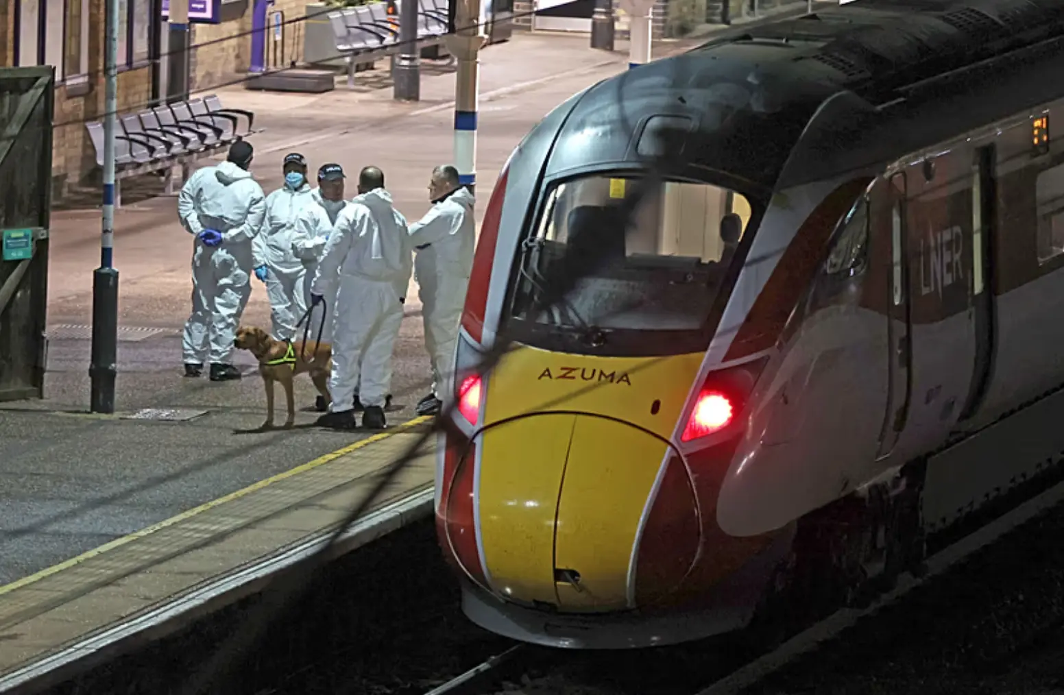 Detienen a sospechoso tras ataque con cuchillo en tren británico; autoridades descartan terrorismo