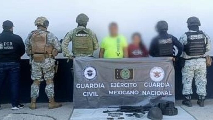 Detienen a un hombre y una mujer con armas y equipo táctico en Apatzingán