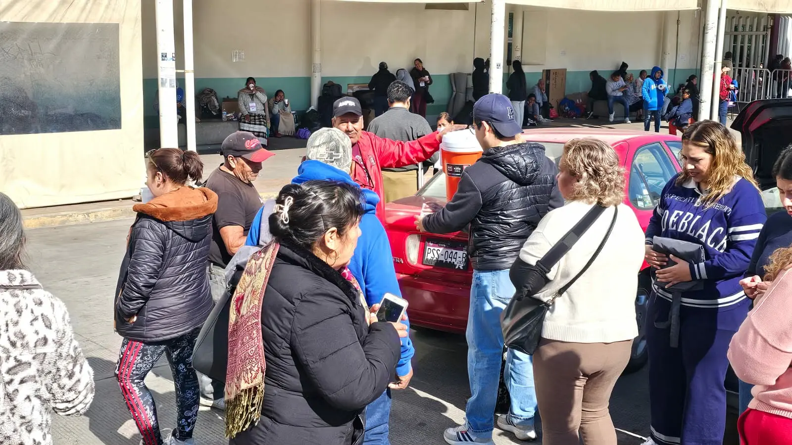 Días con hambre y noches muy frías, es lo que se vive a las afueras del Hospital “Dr. Miguel Silva”