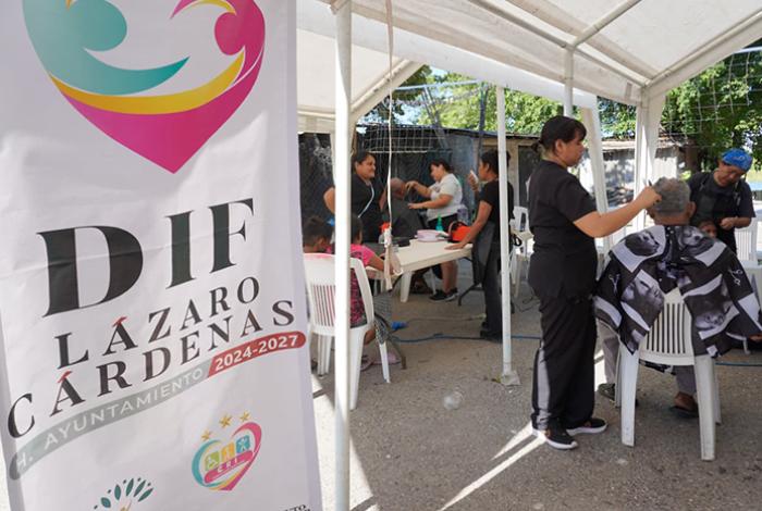 DIF de Lázaro Cárdenas lleva campaña de corte de pelo a ribera del río Balsas