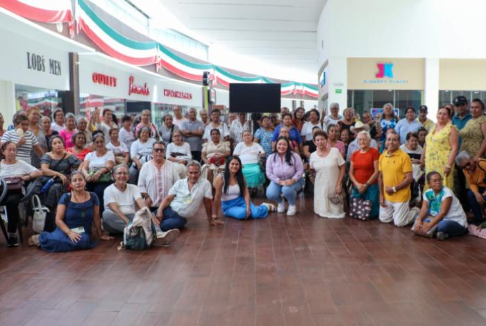 DIF de Lázaro Cárdenas y Cinépolis regalan función de cine a adultos mayores