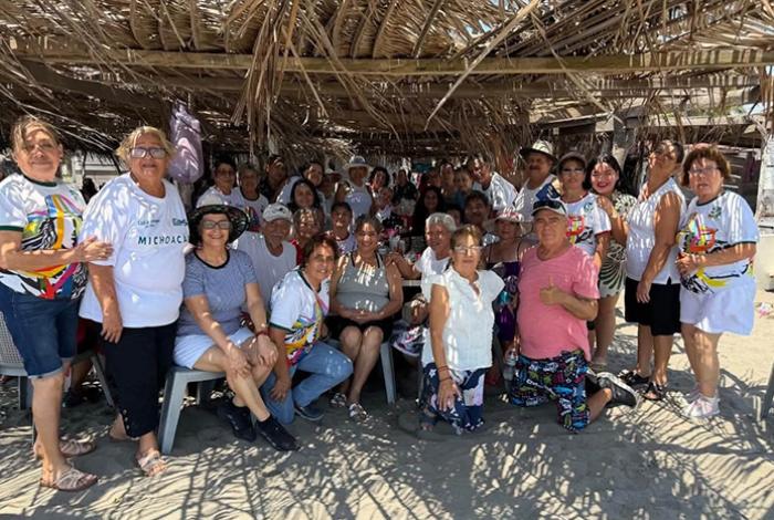 DIF Municipal realiza convivencia en la playa para adultos mayores en Lázaro Cárdenas