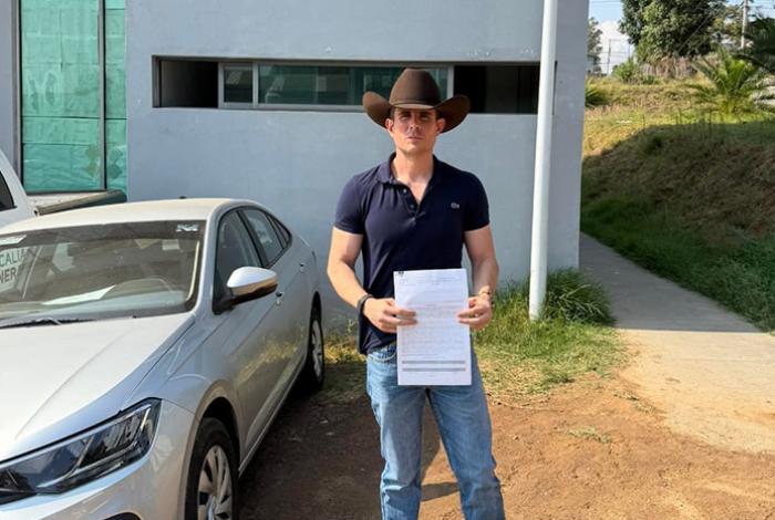 Diputado del sombrero se disculpa con periodistas pero presenta denuncia