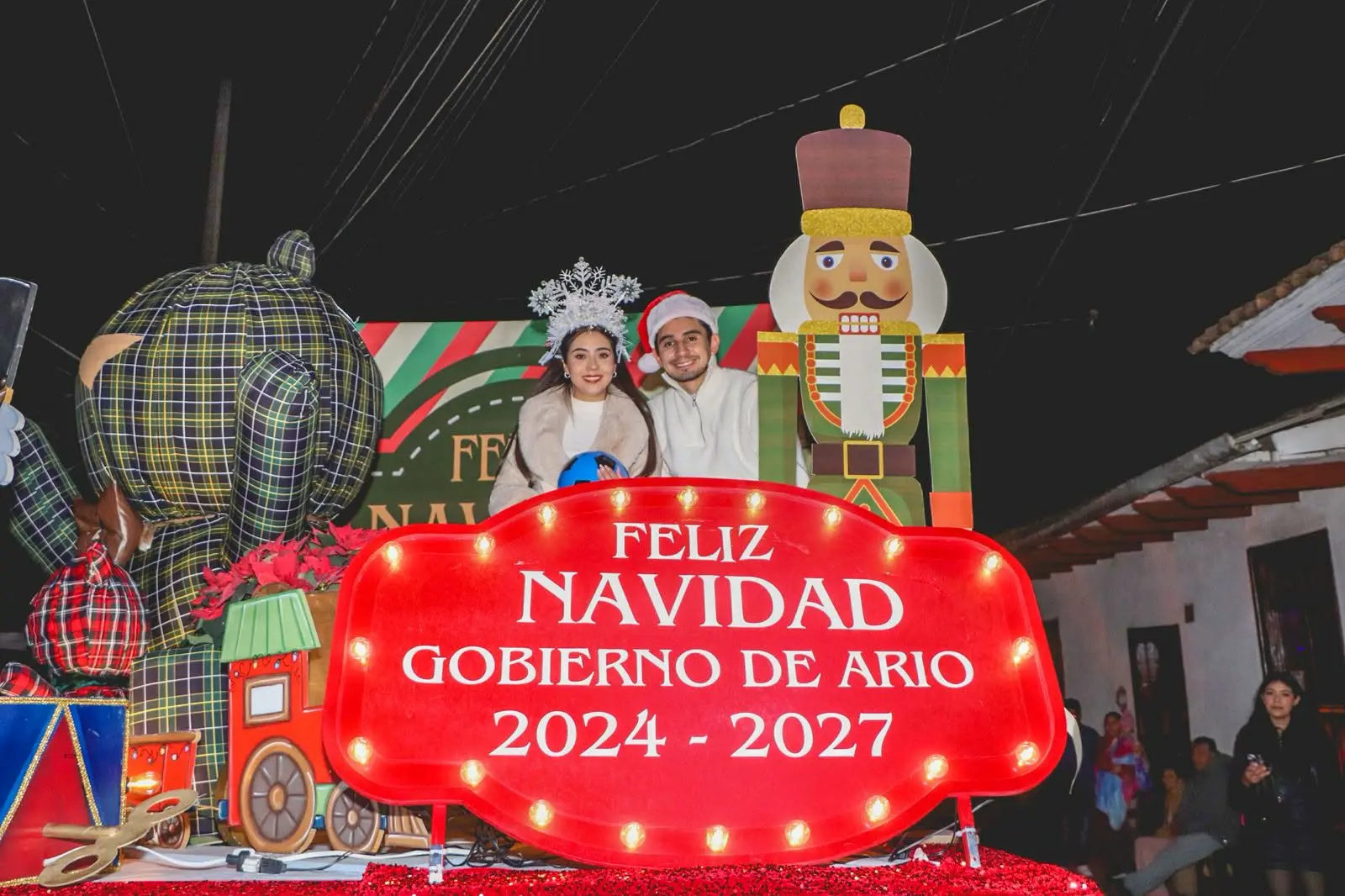 DISFRUTAN ARIENSES DEL FESTIVAL NAVIDAD CONTIGO CON DESFILE Y ENCENDIDO DEL ÁRBOL MONUMENTAL