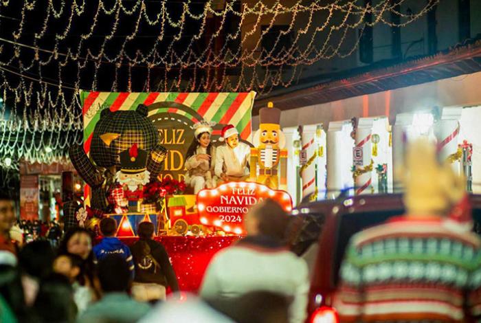 Disfrutan arienses del Festival Navidad Contigo, con desfile y encendido del Árbol Monumental