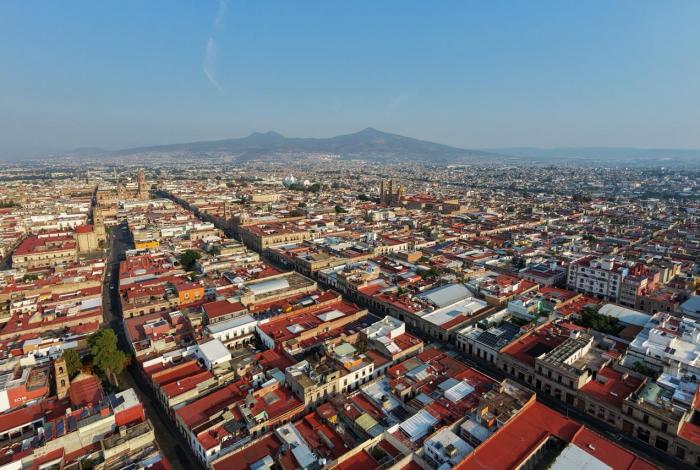 Domingo de mucho calor y fuertes vientos en la capital