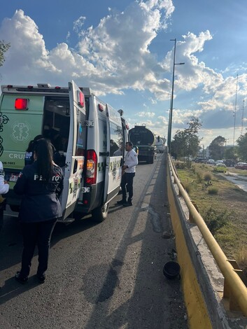  Dos heridos tras choque de moto y pipa frente a la Terminal de Autobuses de Morelia