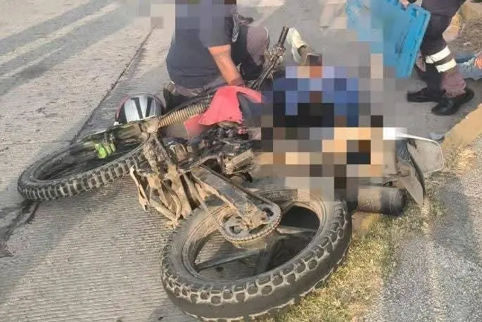 Dos hombres gravemente heridos tras derrapar motocicleta en el libramiento Francisco J. Múgica, en Zitácuaro